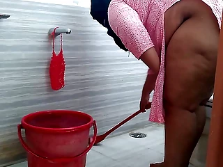 Saudi sexy big butt maid takes off her pajamas &, cleans the bathroom when owner comes in &, roughly fucks her - Huge cum